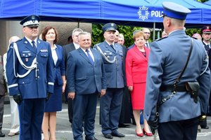 Uroczystość wprowadzenia generała przed budynkiem komendy wojewódzkiej
