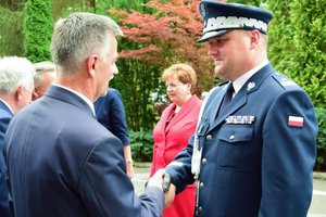 Uroczystość wprowadzenia generała przed budynkiem komendy wojewódzkiej