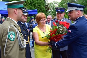 Uroczystość wprowadzenia generała przed budynkiem komendy wojewódzkiej