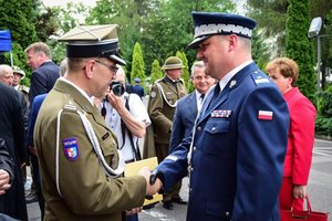 Uroczystość wprowadzenia generała przed budynkiem komendy wojewódzkiej