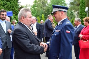 Uroczystość wprowadzenia generała przed budynkiem komendy wojewódzkiej