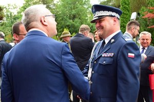 Uroczystość wprowadzenia generała przed budynkiem komendy wojewódzkiej