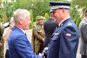 Uroczystość wprowadzenia generała przed budynkiem komendy wojewódzkiej