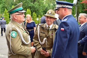 Uroczystość wprowadzenia generała przed budynkiem komendy wojewódzkiej