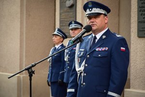 Uroczystość wprowadzenia generała przed budynkiem komendy wojewódzkiej