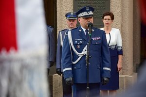 Uroczystość wprowadzenia generała przed budynkiem komendy wojewódzkiej