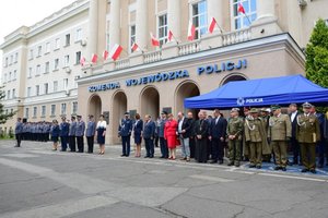 Uroczystość wprowadzenia generała przed budynkiem komendy wojewódzkiej