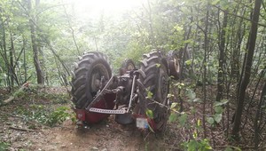 Przewrócony ciągnik rolniczy w lesie