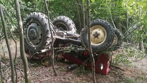 Przewrócony ciągnik rolniczy w lesie
