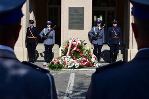 Uroczyste złożenie kwiatów pod tablicami memorialnymi przed Komendą Wojewódzką Policji w Rzeszowie