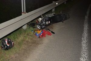 Uszkodzony motorower na jezdni w Tylawie