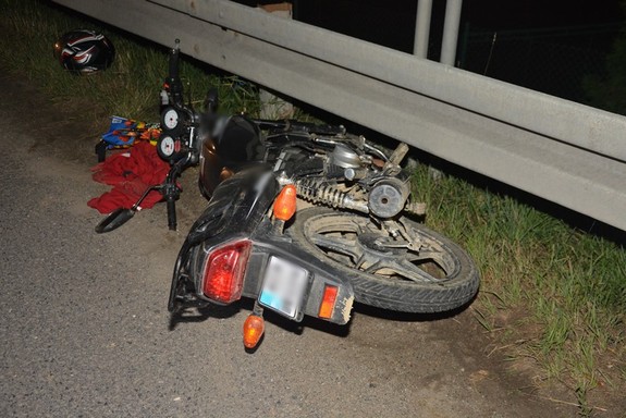 Uszkodzony motorower na jezdni w Tylawie