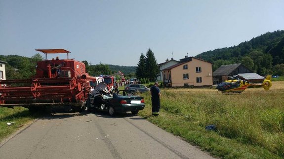 Zdarzenie drogowe w Piątkowej . Zderzenie kombajnu i bmw