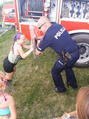 Policjant bawi się z dziećmi