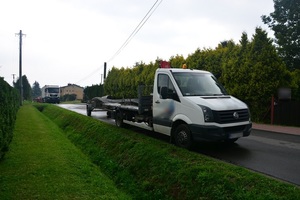 ciężarowy volkswagen z przyczepą w Korczynie