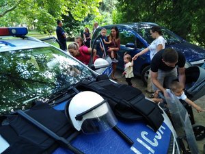 Przeworskie Dni CHLEBA-  policjant z dziećmi na tle radiowozu