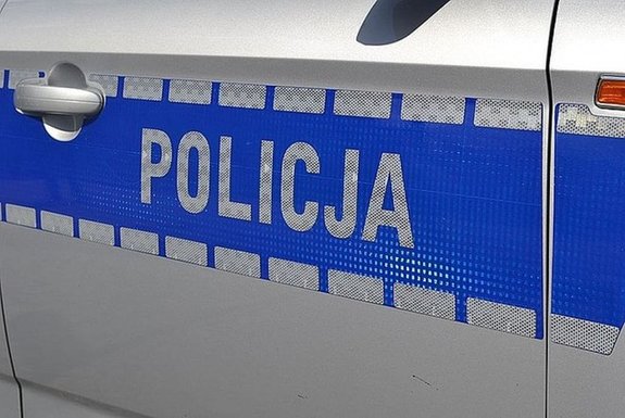 zdjęcie przedstawia drzwi  radiowozu oznakowanego z napisem &quot;POLICJA&quot;