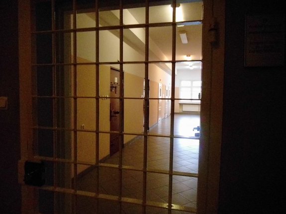 Na zdjęciu widok do Pomieszczeń dla Osób zatrzymanych w Komendzie Powiatowej Policji w Sanoku