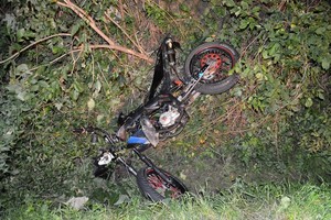 Uszkodzony motorower, biorący udział w wypadku.