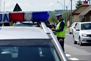 Policjant podczas kontroli drogowej