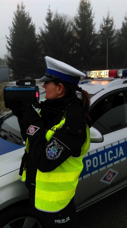 policjantka  mierząca prędkość LMP