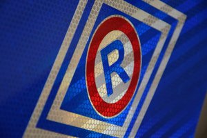 Znak graficzny Ruch Drogowy na drzwiach policyjnego radiowozu