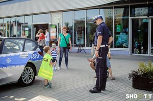 Policjanci podczas spotkania przed kinem Helios