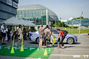 Policjanci podczas spotkania przed kinem Helios