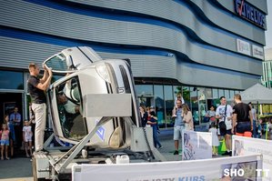 Policjanci podczas spotkania przed kinem Helios