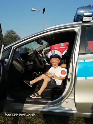 Najmłodsi w samochodzie policyjnym