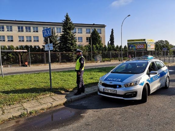 Policjanci przed Szkoła Podstawową Nr 15 w Przemyślu