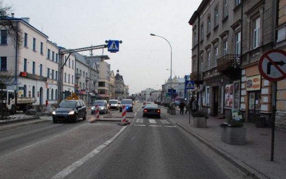 Zdjęcie przedstawia ulicę Jana Pawła II w Jarosławiu, na której widoczny jest ruch pojazdów.
