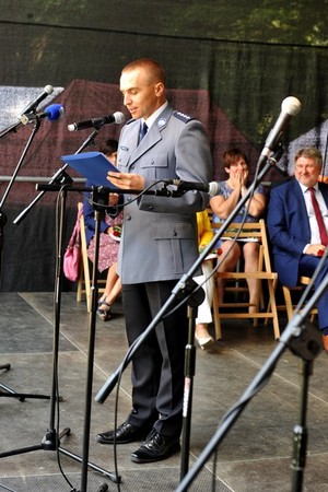 asp. sztab. Paweł Buczyński na scenie w Żarnowcu