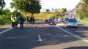Wypadek drogowy- miejsce zdarzenia z udziałem motocyklisty i opla vectry