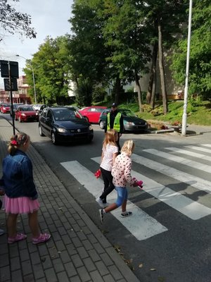 Dzieci przechodzą przez przejście dla pieszych
