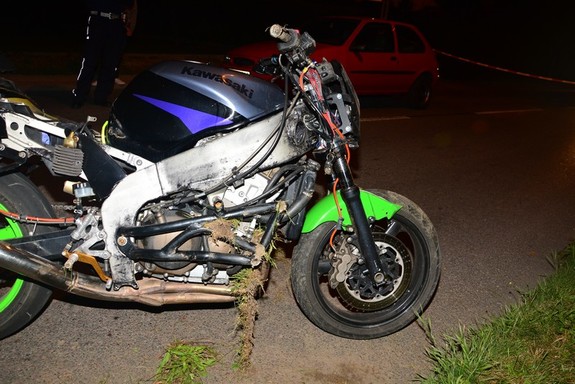 Uszkodzony motocykl, biorący udział w wypadku.