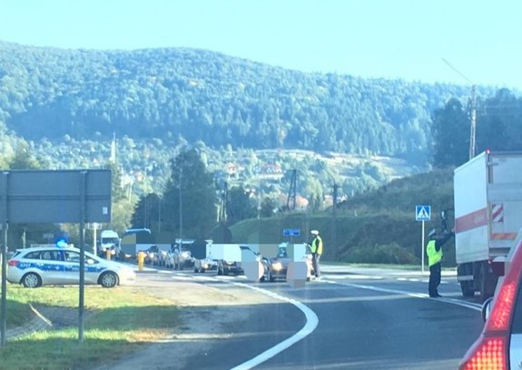 policjanci w trakcie kontroli stanu trzeźwości kierujących