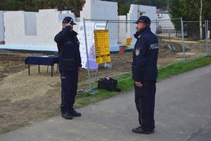 Policjanci i zaproszeni goście podczas uroczystości wmurowania aktu erekcyjnego na placu budowy nowego posterunku