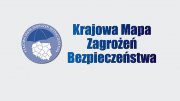 Na zdjęciu na pis Krajowa Mapa Zagrożeń Bezpieczeństwa, po lewej stronie mapa polski  oraz rozłożony nad nią niebieski parasol.