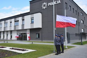 Uroczystość otwarcia nowej komendy w Lesku - na placu przed budynkiem