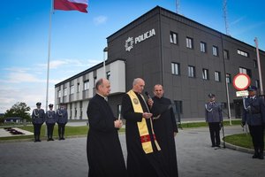 Uroczystość otwarcia nowej komendy w Lesku - na placu przed budynkiem