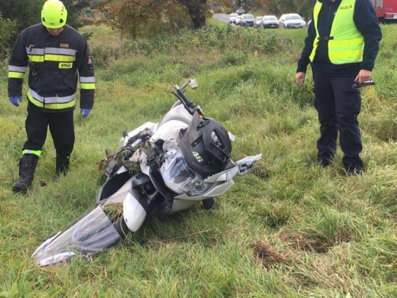 na zdjęciu widać motocykl, sylwetkę strażaka i policjanta