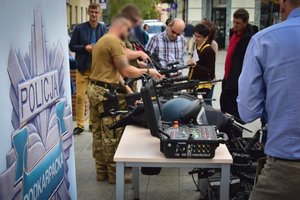 Policjanci podczas Dni Otwartych w siedzibie Oddziału NBP w Rzeszowie