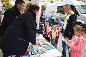 Policjanci podczas Dni Otwartych w siedzibie Oddziału NBP w Rzeszowie