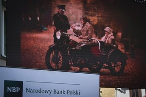 Policjanci podczas Dni Otwartych w siedzibie Oddziału NBP w Rzeszowie