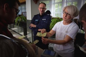 Policjanci podczas Dni Otwartych w siedzibie Oddziału NBP w Rzeszowie