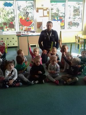 Policjanci podczas spotkania z przedszkolakami