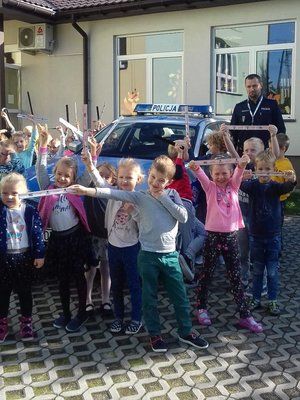 Policjanci podczas spotkania z przedszkolakami