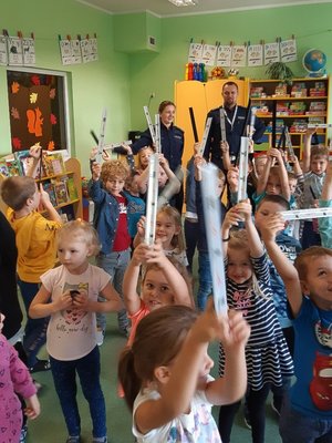 Policjanci podczas spotkania z przedszkolakami