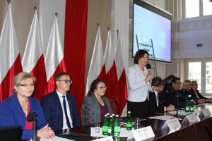 Uczestnicy konferencji w sali kolumnowej Urzędu Wojewódzkiego